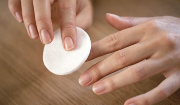 Εναλλακτικοί τρόποι για να ξεβάψετε τα νύχια σας χωρίς ασετόν