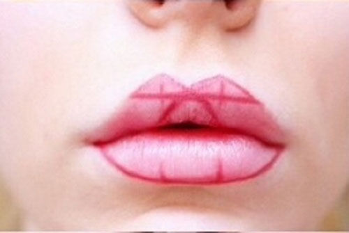 Απλό τρικ για τέλειο σχήμα κραγιόν στα χείλη (4)