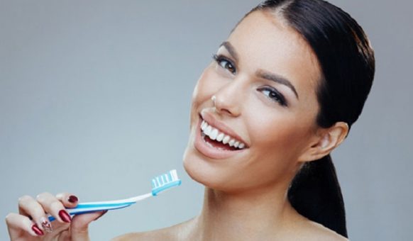 Παράξενα κόλπα ομορφιάς με μια οδοντόβουρτσα