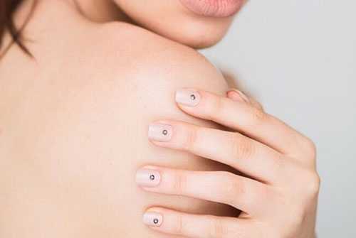 Minimal dot nails: Το πανεύκολο κορυφαίο trend στα νύχια (2)