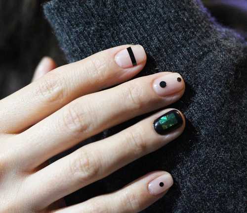 Minimal dot nails: Το πανεύκολο κορυφαίο trend στα νύχια (11)