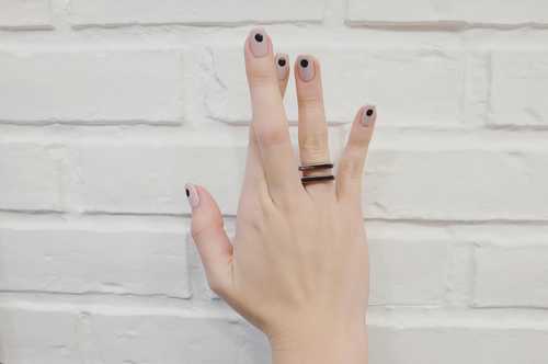 Minimal dot nails: Το πανεύκολο κορυφαίο trend στα νύχια (14)