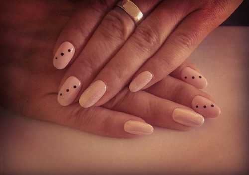 Minimal dot nails: Το πανεύκολο κορυφαίο trend στα νύχια (18)