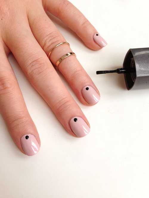 Minimal dot nails: Το πανεύκολο κορυφαίο trend στα νύχια (34)