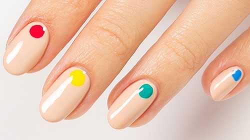 Minimal dot nails: Το πανεύκολο κορυφαίο trend στα νύχια (39)