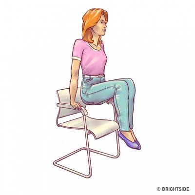 Ασκήσεις για επίπεδη κοιλιά που μπορείτε να κάνετε στην καρέκλα σας (5)