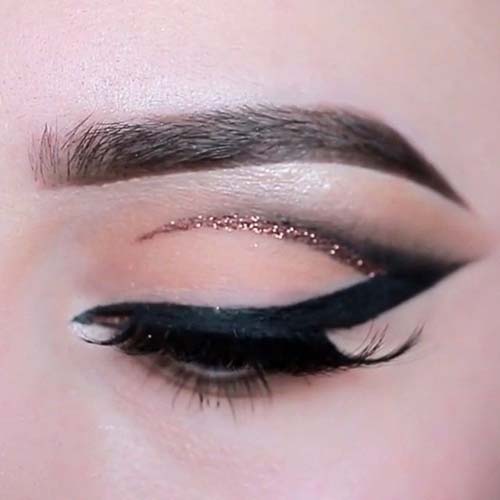 Winged eye makeup (3)