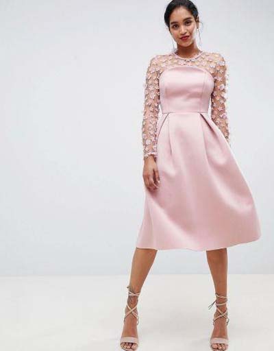 Κομψό μίντι κοκτέιλ φόρεμα σε ροζ παστέλ χρώμα με μακρύ μανίκι από διαφάνεια με τρισδιάστατα λουλούδια