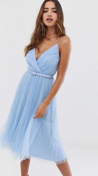 Μίντι πλισέ γαλάζιο βραδυνό φόρεμα με λεπτό τιραντάκι και ζώνη στη μέση