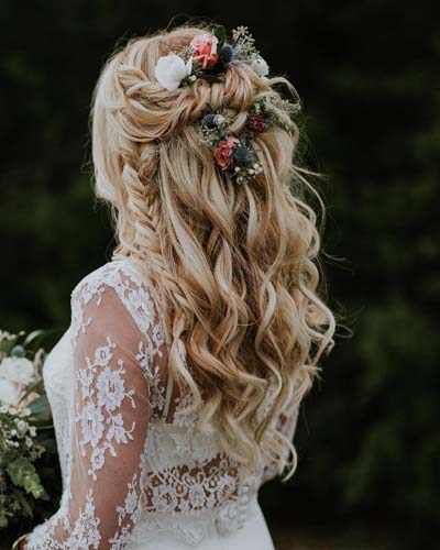 Ρομαντικά χτενίσματα για μακριά μαλλιά με πιασίματα σε γάμο (4)