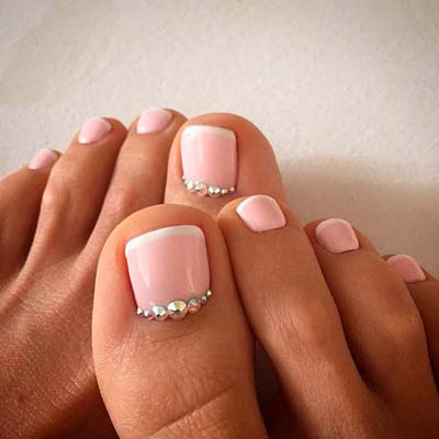 Κλασσικό ροζ σχέδιο γαλλικού στα νύχια των ποδιών με μεταλλικά διακοσμητικά στη βάση