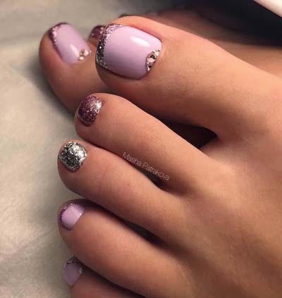 Ροζ νύχια ποδιών με γραμμή γαλλικού από χρωματιστό γκλίτερ