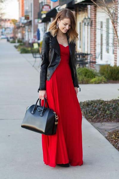 Chic ντύσιμο με μάξι κόκκινο φόρεμα και δερμάτινο μπουφάν