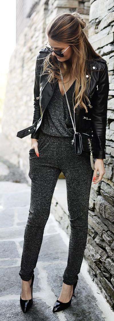 Chic casual outfit με ολόσωμη φόρμα και μαύρο biker μπουφάν