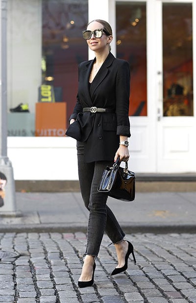 Total black chic outfit με blazer και ζώνη στη μέση