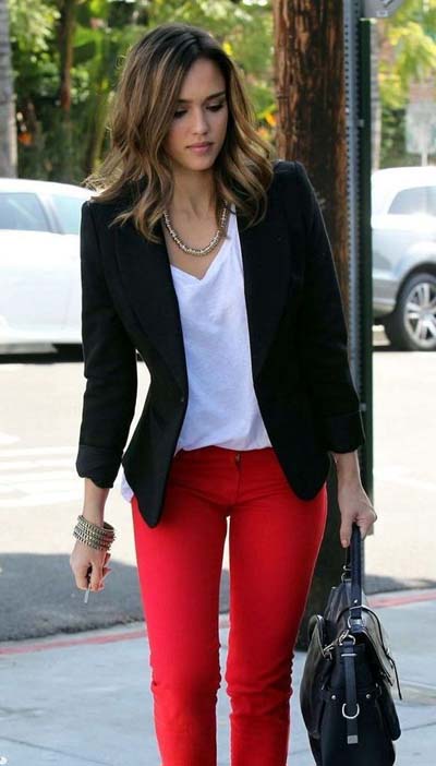 Casual ντύσιμο με μεσάτο σακάκι και κόκκινο παντελόνι