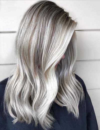 Ασημί μαλλιά με ανοιχτόχρωμα καστανά lowlights