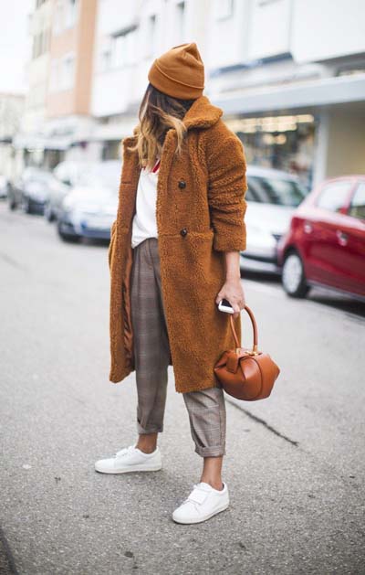 Street style ντύσιμο με καρό φαρδύ παντελόνι και μακρύ παλτό