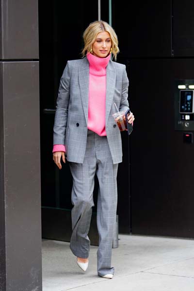 Γκρι καρό κοστούμι με ροζ - φούξια oversized πουλόβερ ζιβάγκο