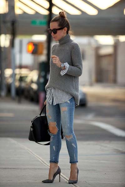 Casual chic outfit με πουλόβερ ζιβάγκο, πουκάμισο από μέσα και σκισμένο τζιν