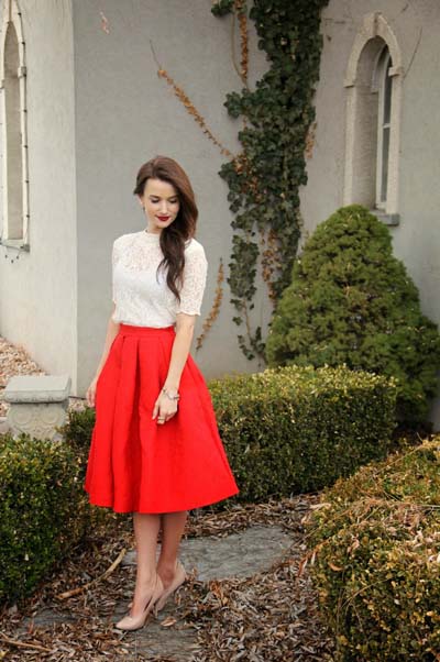 Κόκκινη μίντι κλος φούστα με άσπρο δαντελένιο τοπ