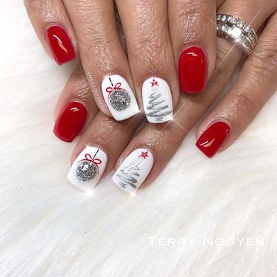 Άσπρα κόκκινα νύχια με ασημί χριστουγεννιάτικο δέντρο και μπάλες