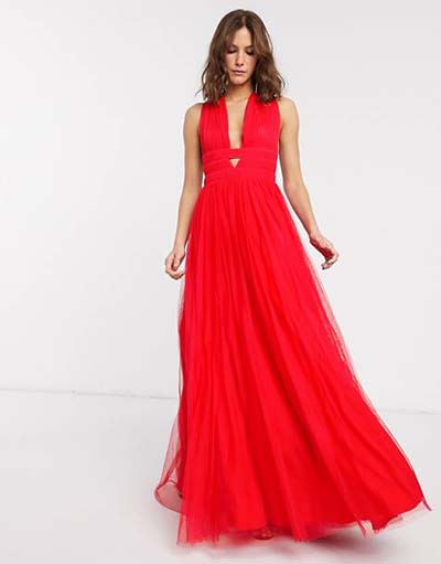 Σαγηνευτικό αέρινο κόκκινο μάξι φόρεμα από τούλι με άνοιγμα στο στήθος