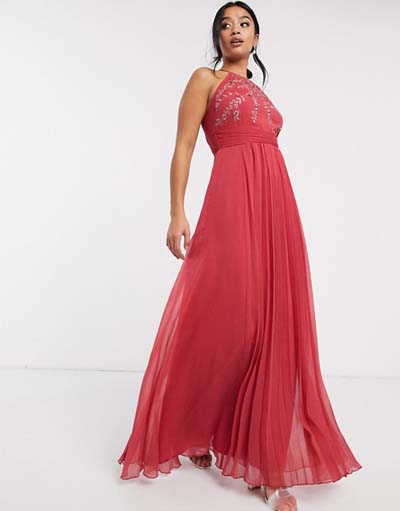 Αμπιγιέ μακρύ ροζ φόρεμα για γάμο με φλοράλ κέντημα στο μπούστο και πλισέ φούστα