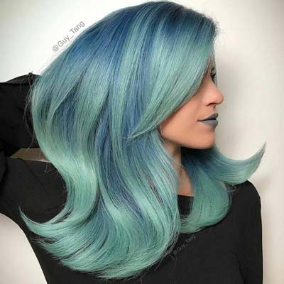 Συνδυασμός σκούρας και ανοιχτής μπλε βαφής μαλλιών