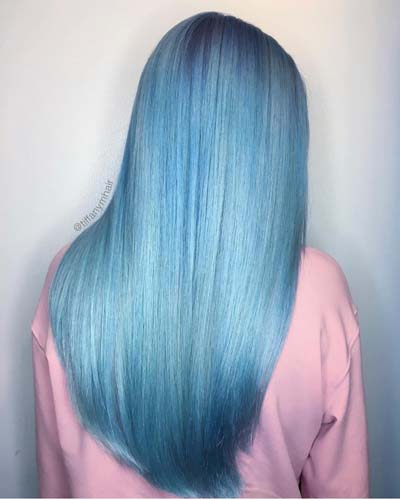 Μαλλιά βαμμένα σε πλατινέ και γαλάζιες αποχρώσεις