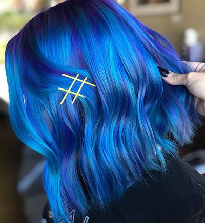 Μπλε μαλλιά του κοβαλτίου με μωβ ανταύγειες