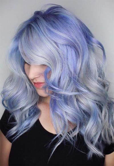 Ψυχρή γαλάζια βαφή μαλλιών με λιλά τόνους στις άκρες
