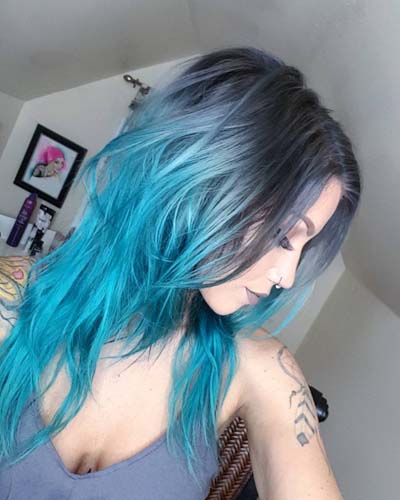 Σκούρες γκρι μπλε ρίζες με όμπρε γαλάζια μαλλιά στις άκρες