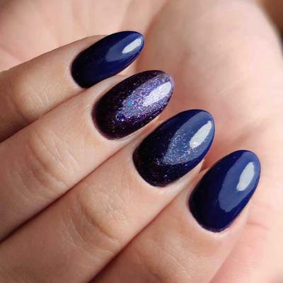 Nails 2020 με μπλε σκούρο και πινελιές χρυσόσκονης