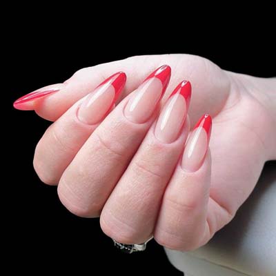Κόκκινη γραμμή γαλλικού σε nude βάση και stiletto nails