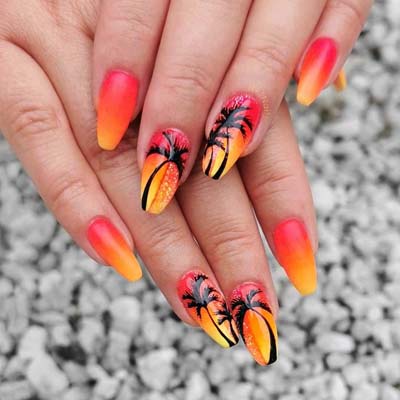 Nails 2020 με όμπρε στα χρώματα του ηλιοβασιλέματος και σχέδια φοίνικα