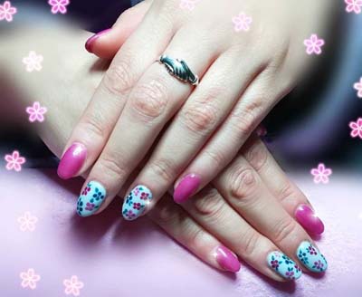 Ροζ νύχια με φλοράλ σχέδια