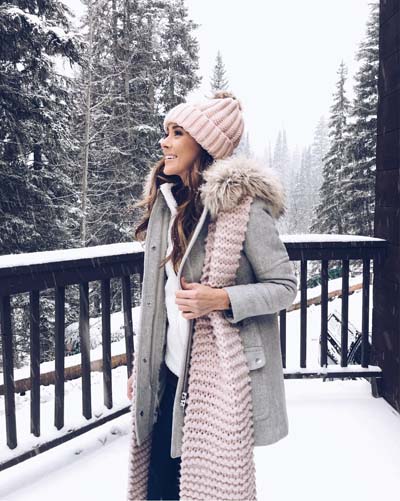 Casual style outfit για εκδρομή το Χειμώνα με παλτό, πουλόβερ, κασκόλ και σκούφο