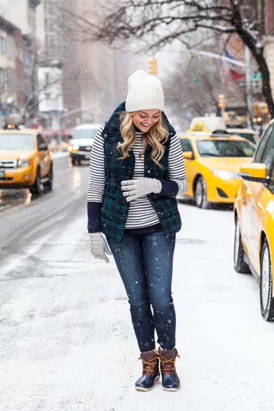 Casual ντύσιμο για χιόνια με αμάνικο μπουφάν, πουλόβερ και τζιν