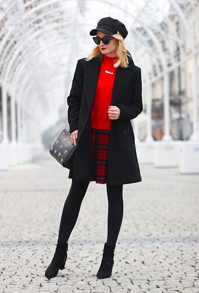 Casual chic ντύσιμο για κρύο με καρό φούστα, χοντρό καλσόν και πουλόβερ