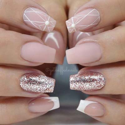 Nude ροζ με μίνιμαλ nail art και γαλλικό στα νύχια μπαλαρίνα