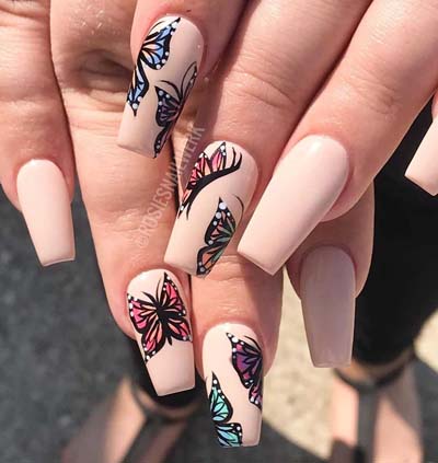 Νουντ νύχια σε σχήμα μπαλαρίνας με πεταλούδες