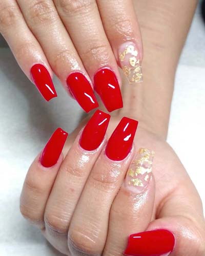 Κόκκινα ballerina nails με χρυσό σχέδιο