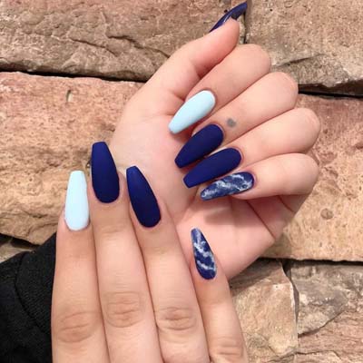 Ματ μπλε μανικιούρ σε ballerina nails