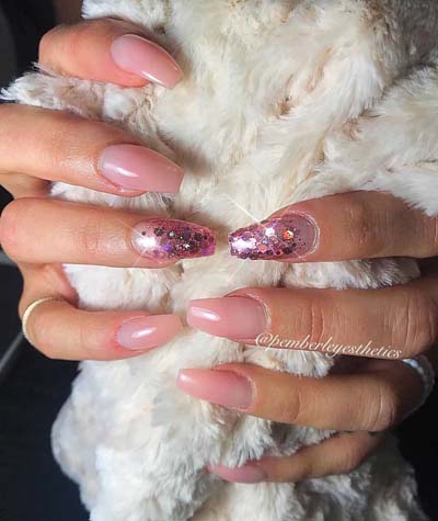 Ροζ coffin nails με glitter