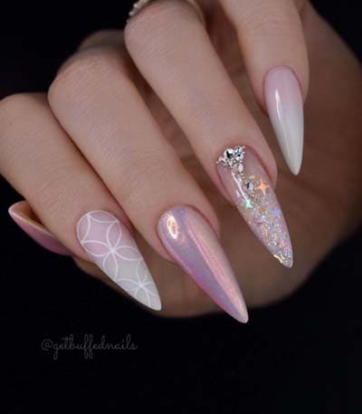 Ροζ stiletto nails