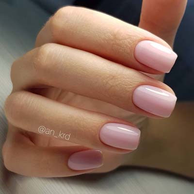 Νύχια βαμμένα σε ροζ κουφετί χρώμα