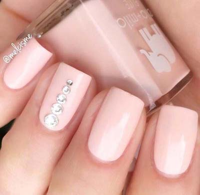 Ροζ κουφετί νύχια με διαμαντάκια