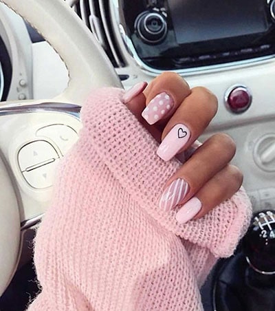 Baby pink nails με καρδιά και λευκά σχέδια γραμμών - πουά