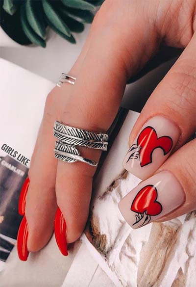 Κόκκινα νύχια με nail art σχέδιο από καρδιές
